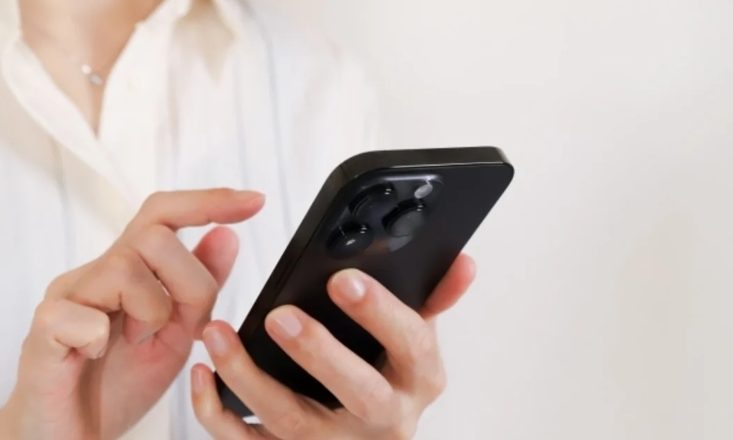 スマートフォンでオンライン講座を見ている様子