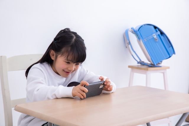 子どもがタブレットで学習している様子