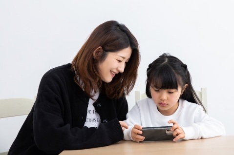 タブレットでおうちホメ塾を学習している様子